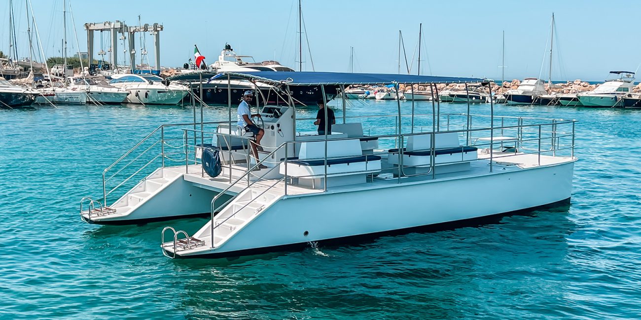 Vista del catamarano Catmarine 39 in mare